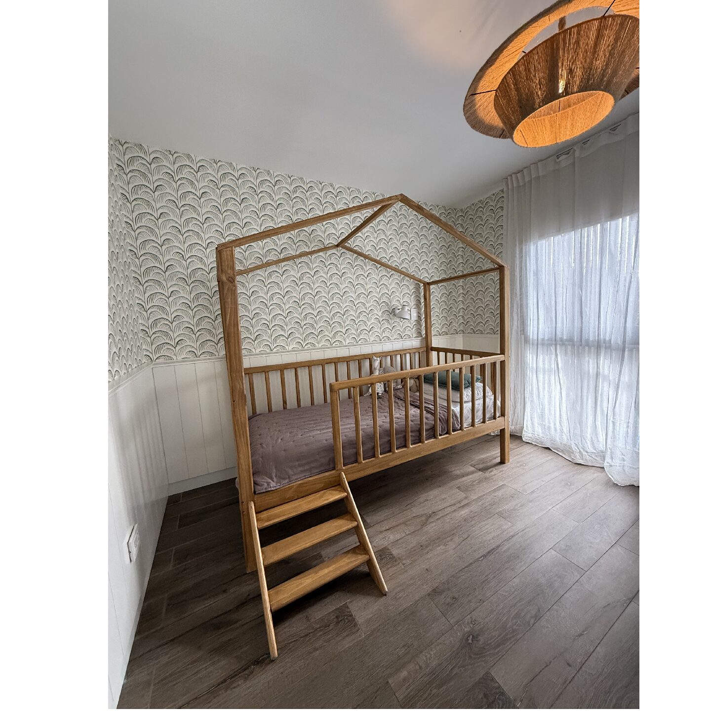 Cama Montessori con escalera
